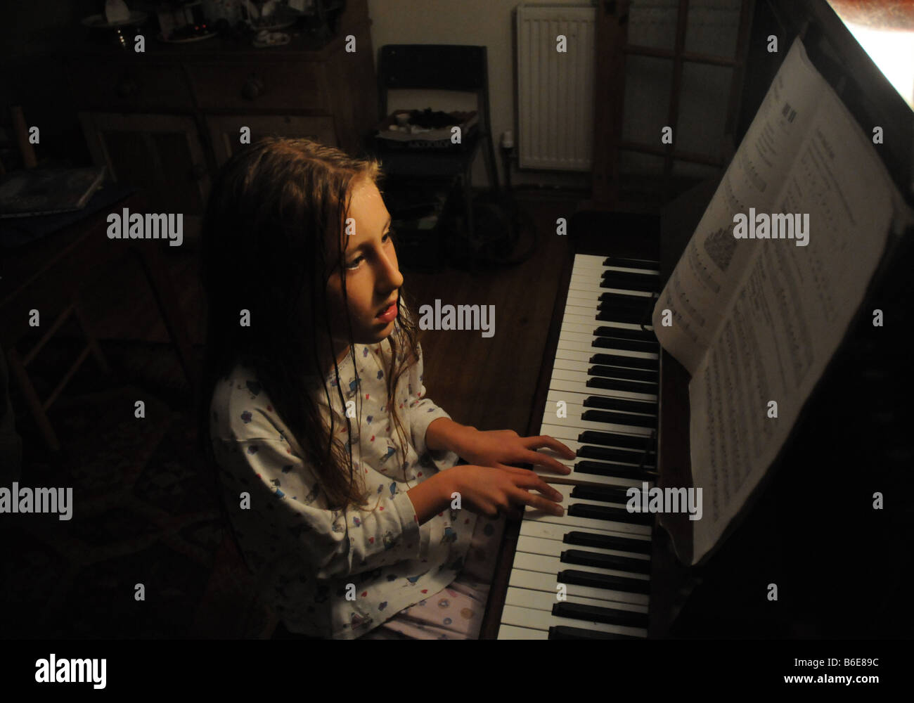Girl playing piano Banque D'Images