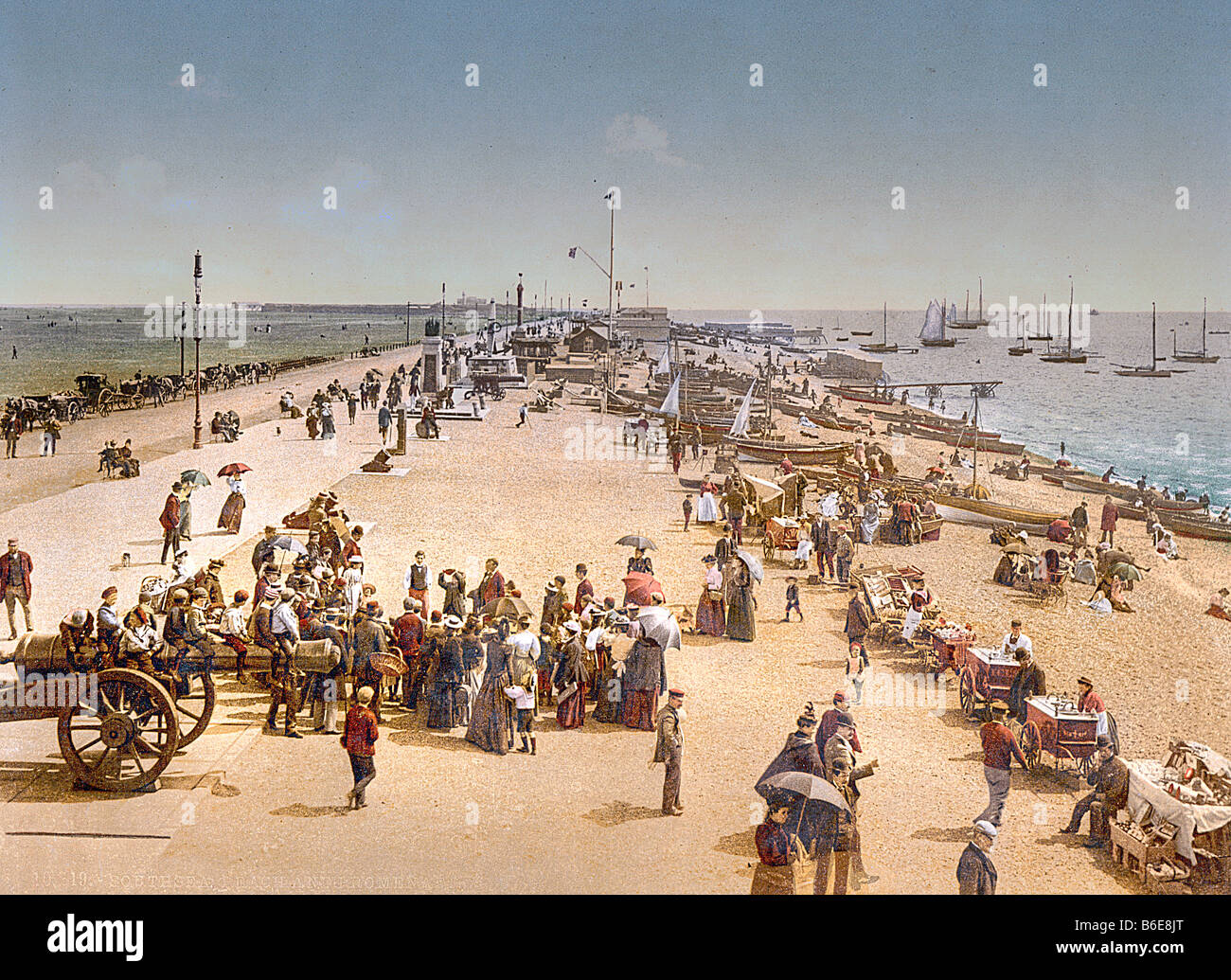 Southsea Hampshire Royaume-uni foule sur la plage près de la jetée Banque D'Images