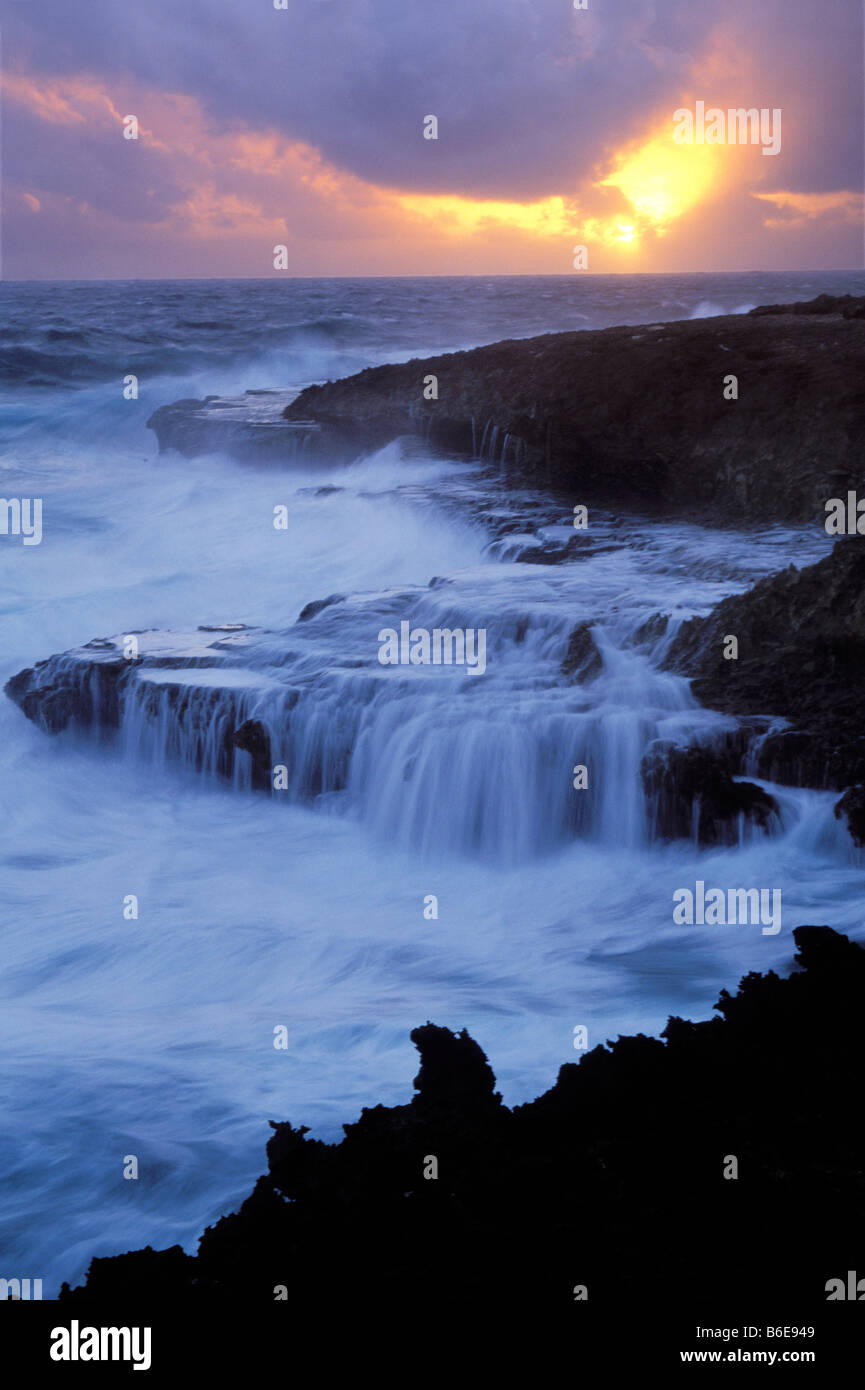 Lever et côtes rocheuses Shete Boka Boka Parc National près de Wadomi Antilles Néerlandaises Curaçao Banque D'Images