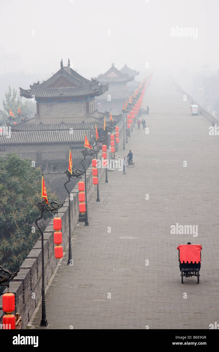 Location pousse-pousse sur le haut de la muraille de la ville de Xian Chine Banque D'Images