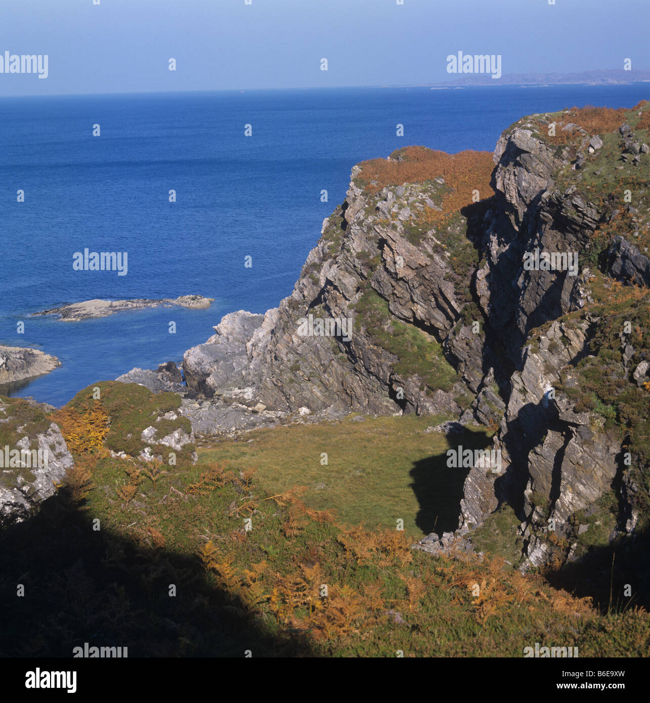 Couleurs d'automne sur les falaises surplombant le son d'Arisaig sur la côte ouest de l'Ecosse Banque D'Images