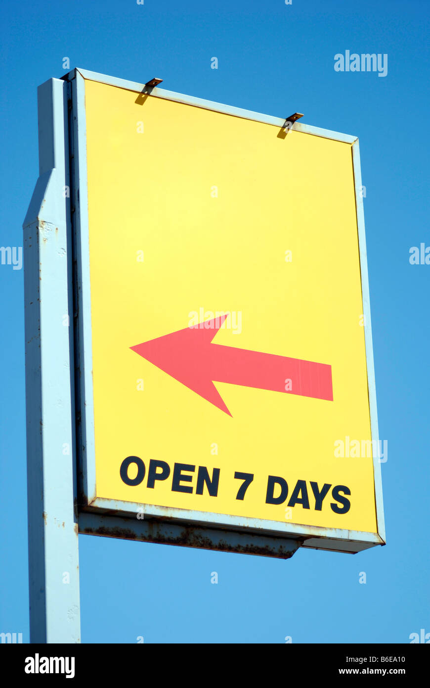 Signe jaune vif déclarer ouverte sept jours avec la flèche et copy space Banque D'Images