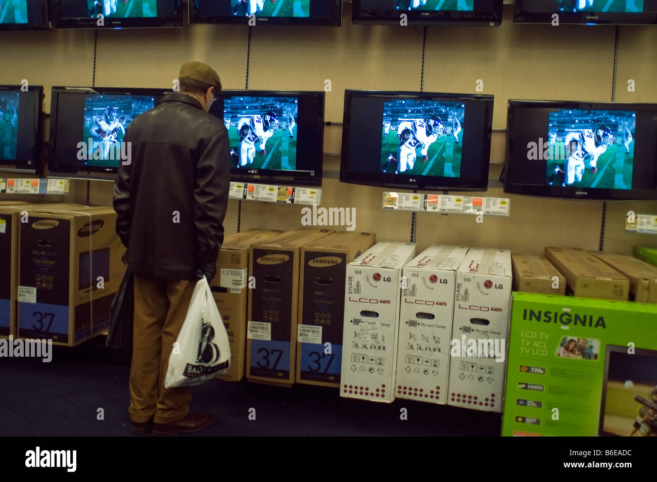 Les clients de naviguer sur le téléviseur à écran plat l'affichage à un magasin d'électronique Best Buy à New York Banque D'Images