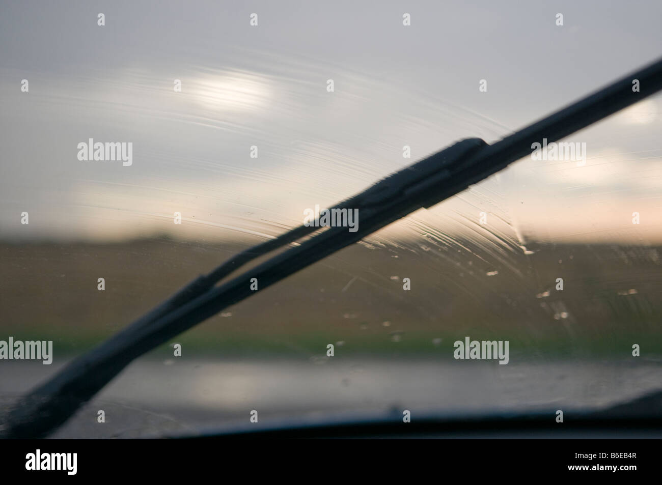 Au cours de l'essuie-glace un voyage en voiture des pluies. Banque D'Images