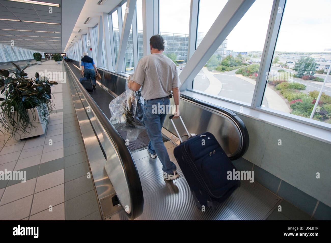 Les voyageurs à pied le long d'un tapis roulant à l'aéroport de Manchester à Manchester, New Hampshire, USA le 4 octobre 2008 Banque D'Images