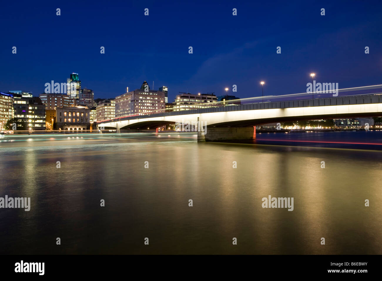 Le Pont de Londres au crépuscule. London, England, UK Banque D'Images