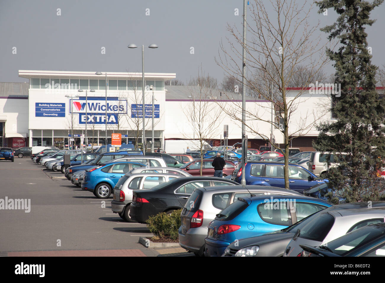 Wickes DIY supplémentaire près de Cambridge entrepôt Retail Park, Aylesbury, exploité par la jonction. Banque D'Images