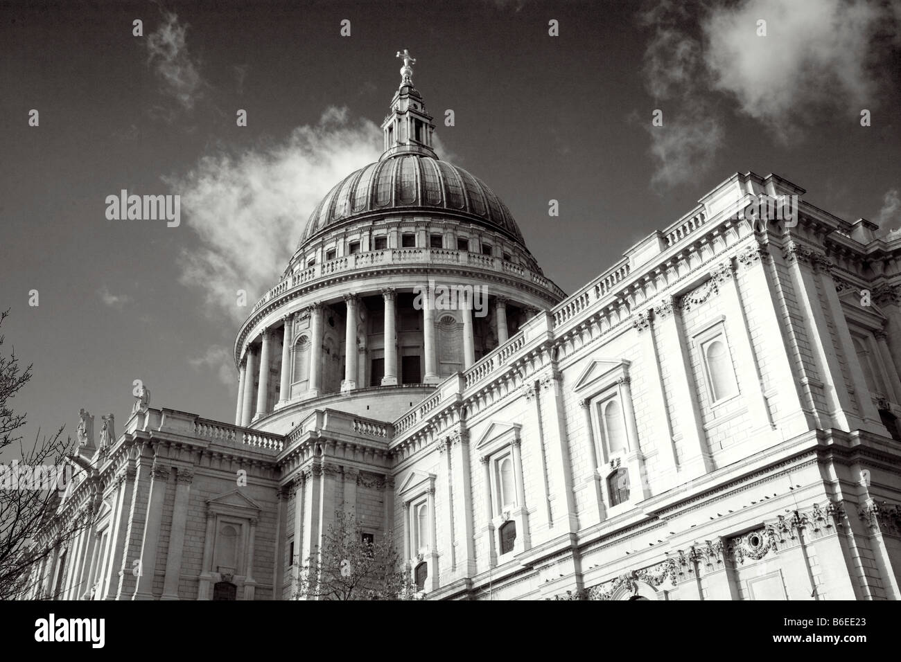 Tourné en noir et blanc de la cathédrale Saint-Paul à Londres. Banque D'Images