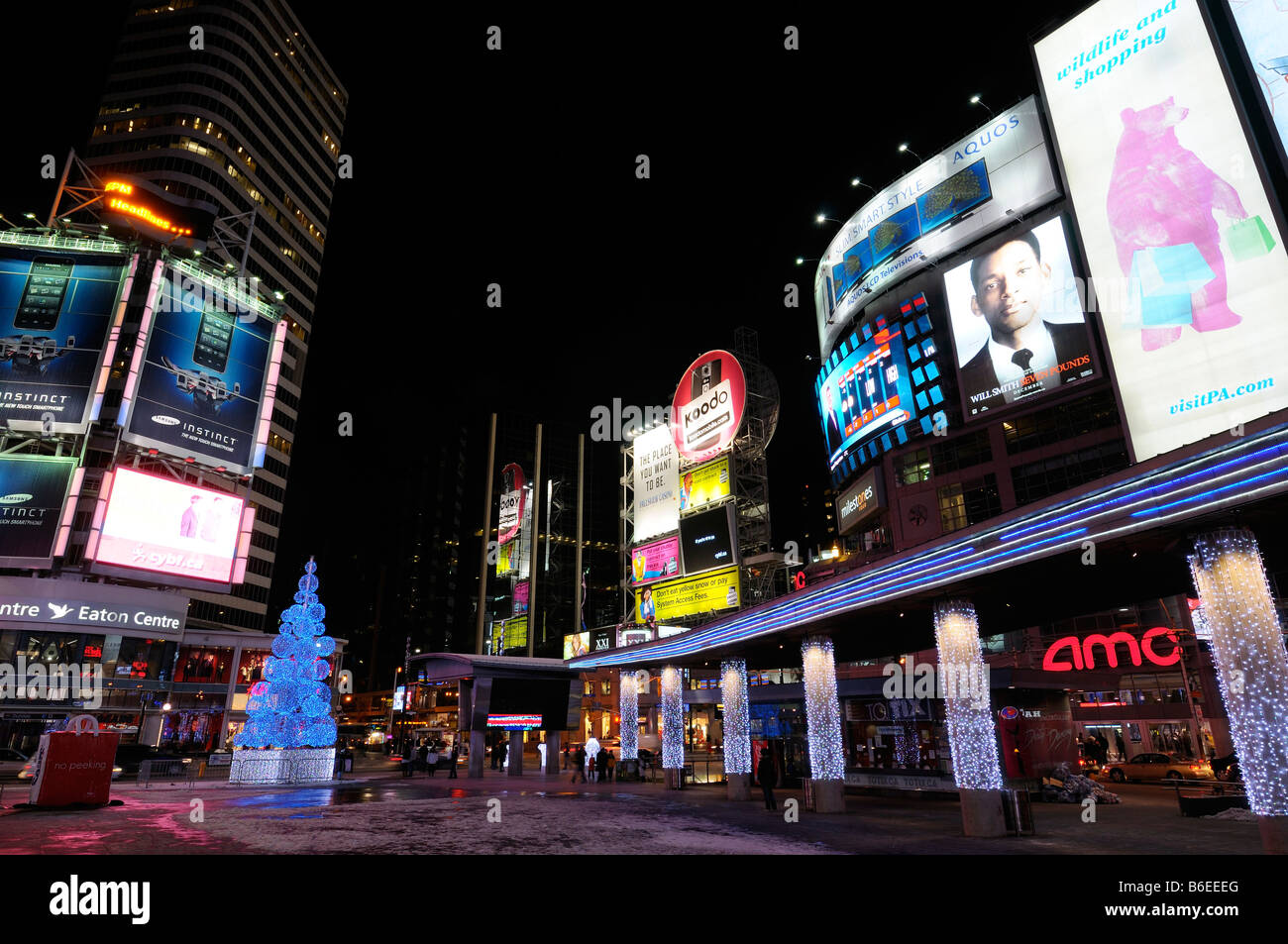 Toronto Dundas Square des panneaux publicitaires et des lumières dans la nuit de Noël Banque D'Images