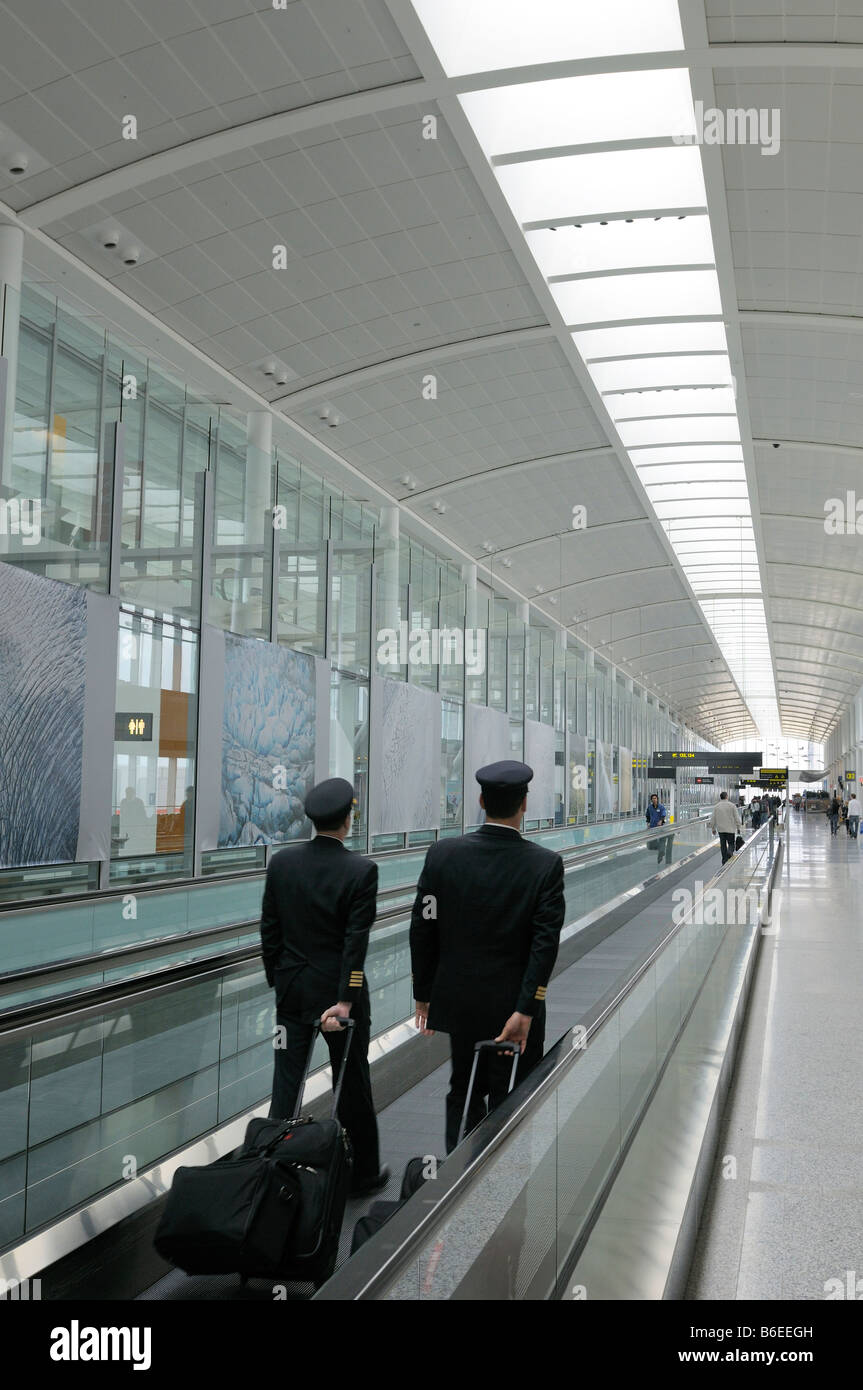 Deux pilotes de ligne aérienne sur un système de transfert à l'Aéroport Pearson International Airport Terminal 1 Toronto Canada Banque D'Images