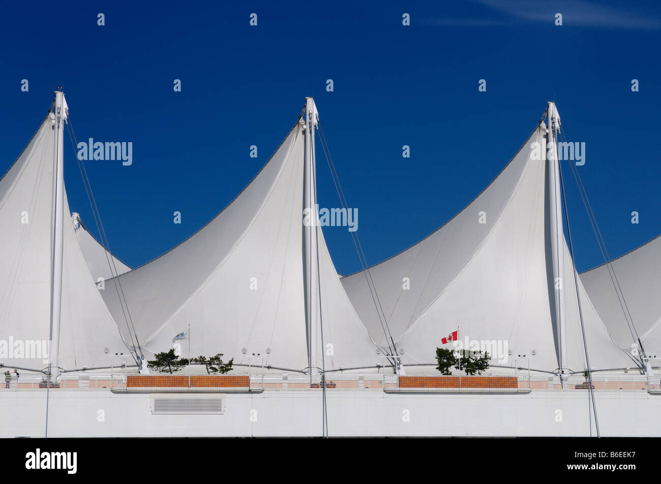 Abstract white sails Canada Place à Vancouver contre un ciel bleu avec drapeau du Canada British Columbia Canada Banque D'Images