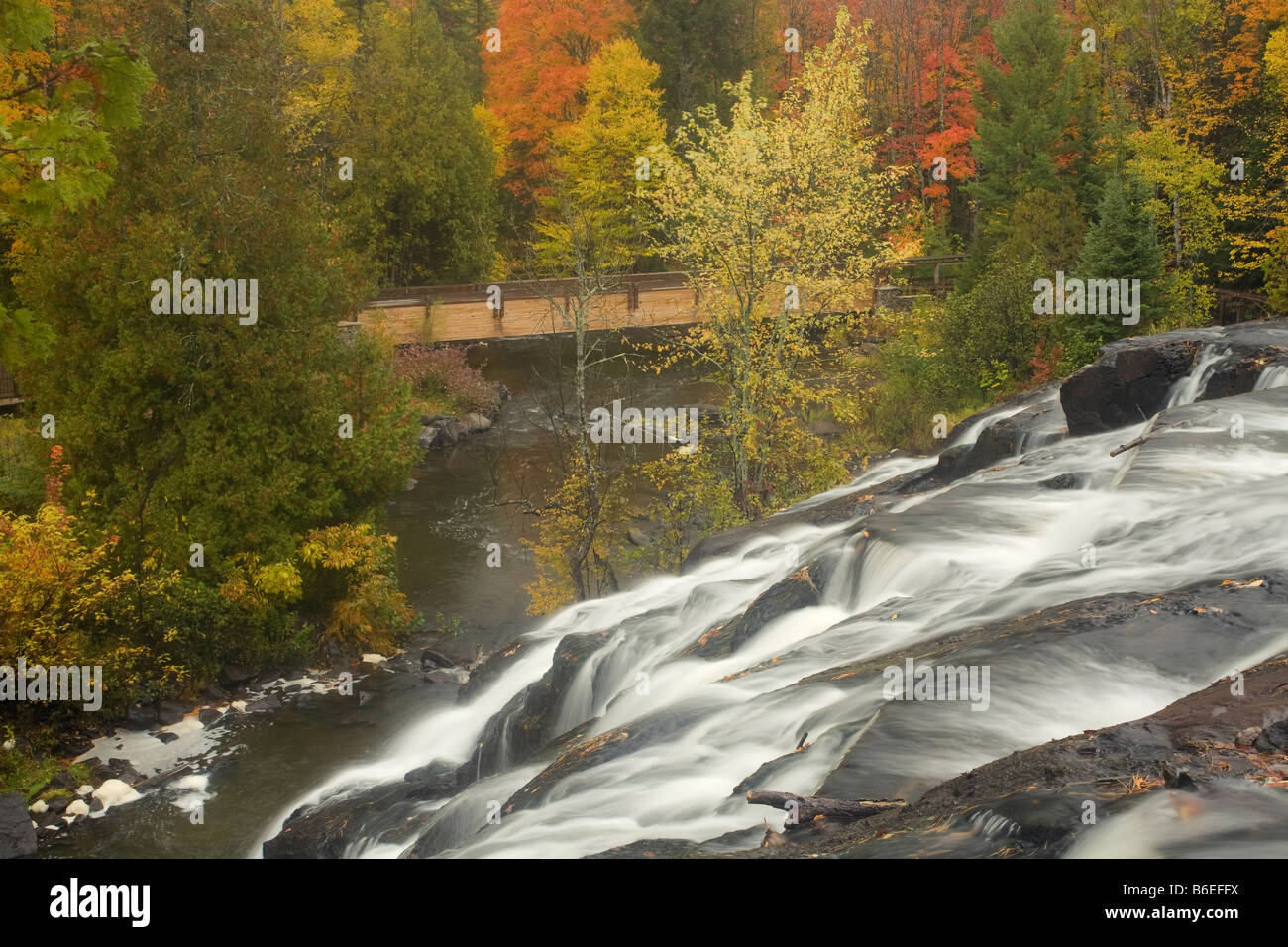 MICHIGAN - Upper Bond Falls sur la rivière à Ontonagon Bond Falls State Scenic Site. Banque D'Images