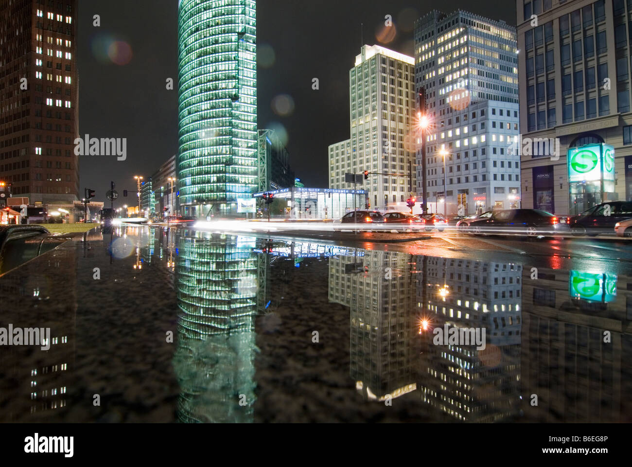 Berlin Potsdamer Platz par nuit Banque D'Images