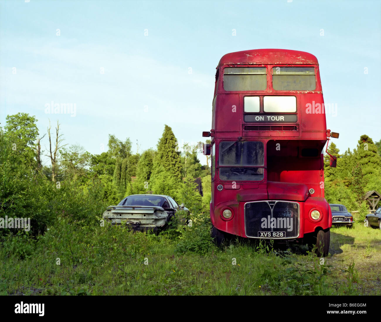 Un bus Routemaster abandonnés sur 'Tour' est situé dans un domaine de Sussex Banque D'Images