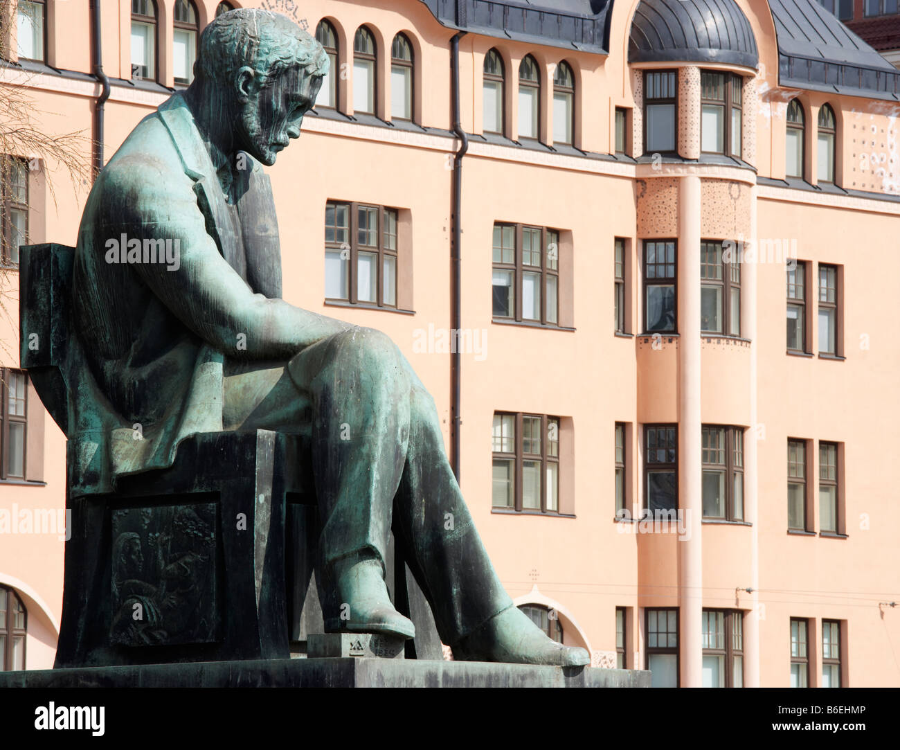 Statue de Alexis Kivi dans le Place De La Gare Helsinki Finlande Banque D'Images
