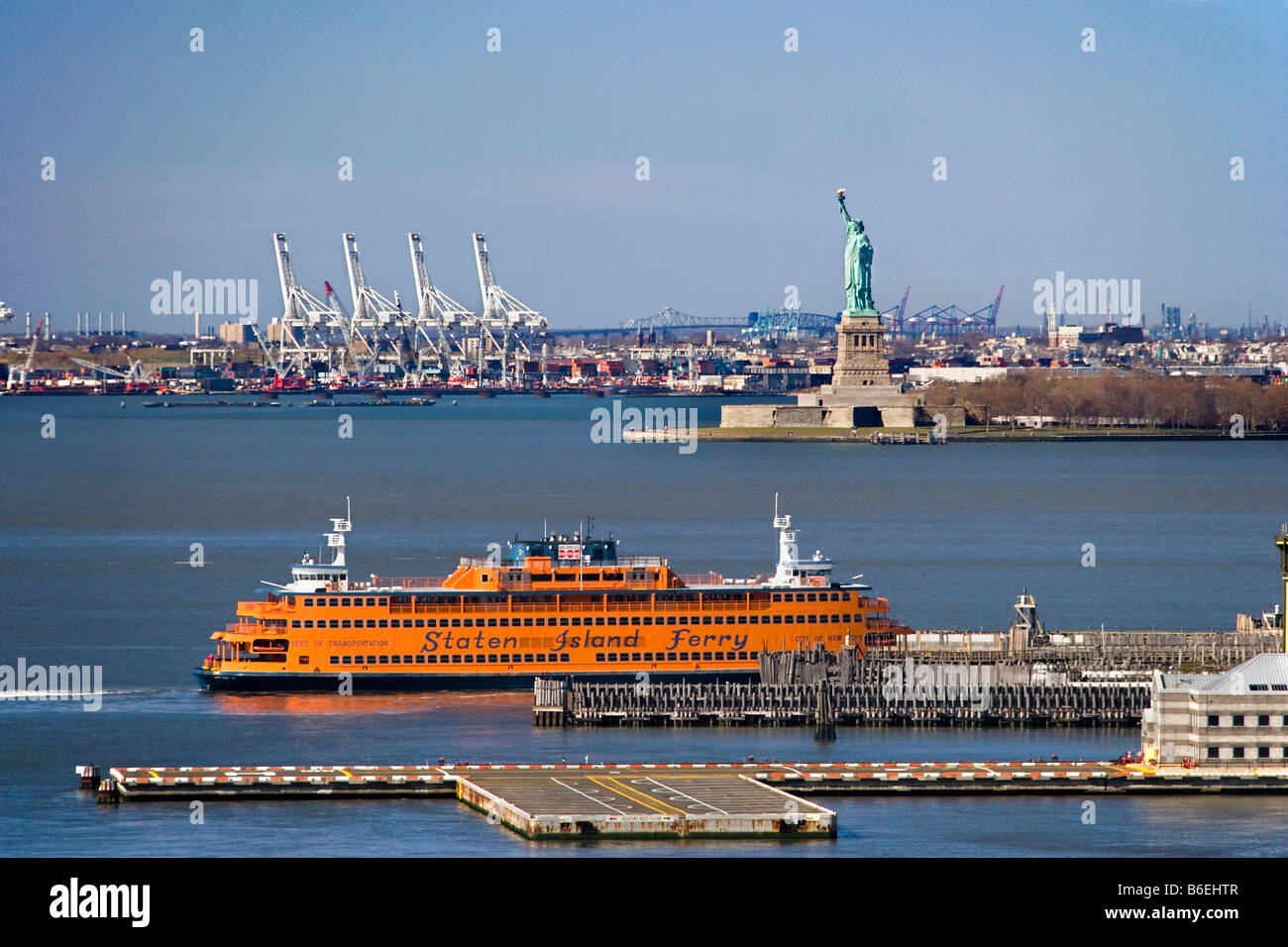 USA, Manhattan, vue sur le New Jersey Harbour, Statue de la liberté et de Staten Island Ferry Banque D'Images