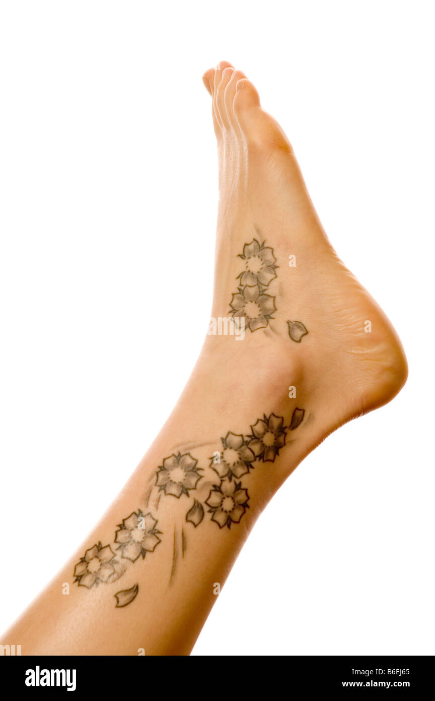 Femme Tatouée De La Tete Au Pied Femme tatouée du pied Photo Stock - Alamy