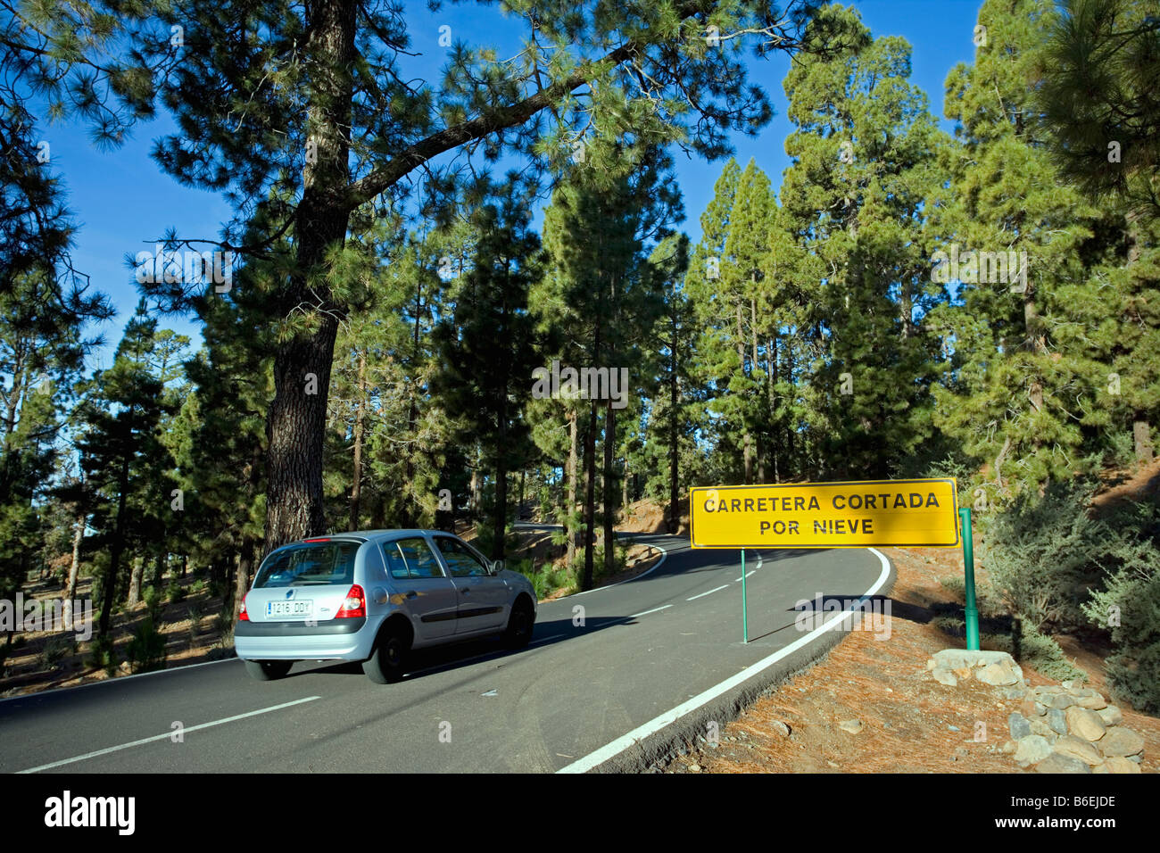 L'Espagne, Iles Canaries, Tenerife, appelé Parc National de Teide, Road sign disant que la route est bloquée en raison de la neige Banque D'Images