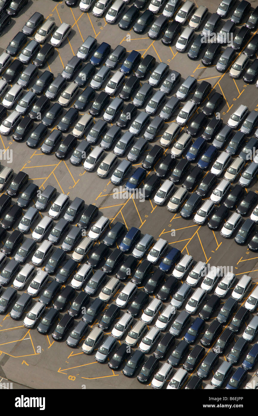 Vue aérienne de la prestation parking pour nouveau Zafira véhicules à l'usine Opel de Bochum,, Ruhr, Rhénanie du Nord-Westphalie, Allemagne Banque D'Images