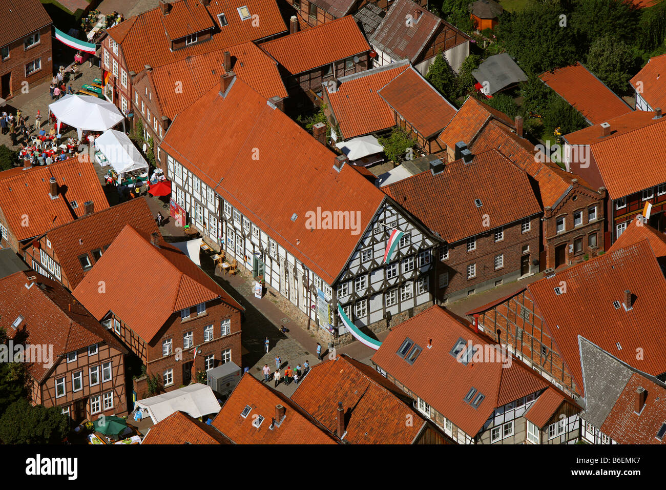 Vue aérienne, de la place du marché, maisons à colombages, le quartier historique, Hitzacker, Basse-Saxe, Allemagne, Europe Banque D'Images