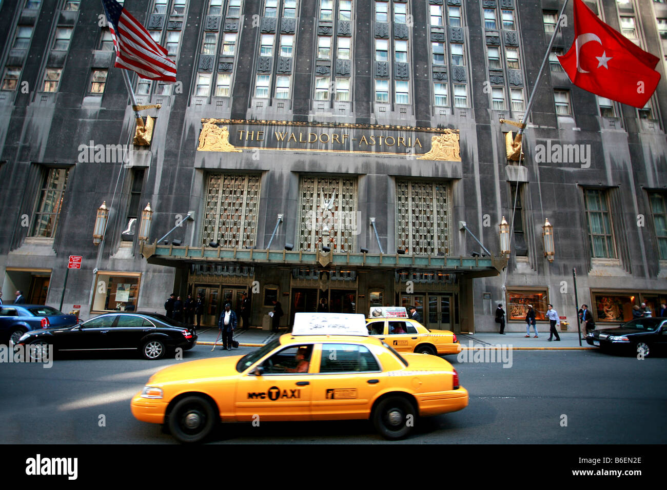 Taxi en face de l'hôtel de luxe Waldorf Astoria à Manhattan, New York City, USA Banque D'Images