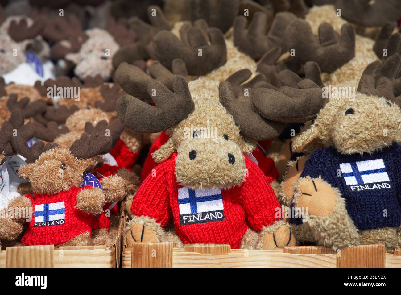 L'orignal moelleux cadeaux touristiques portant des chandails du pavillon finlandais en vente sur la place du marché Helsinki Finlande Banque D'Images