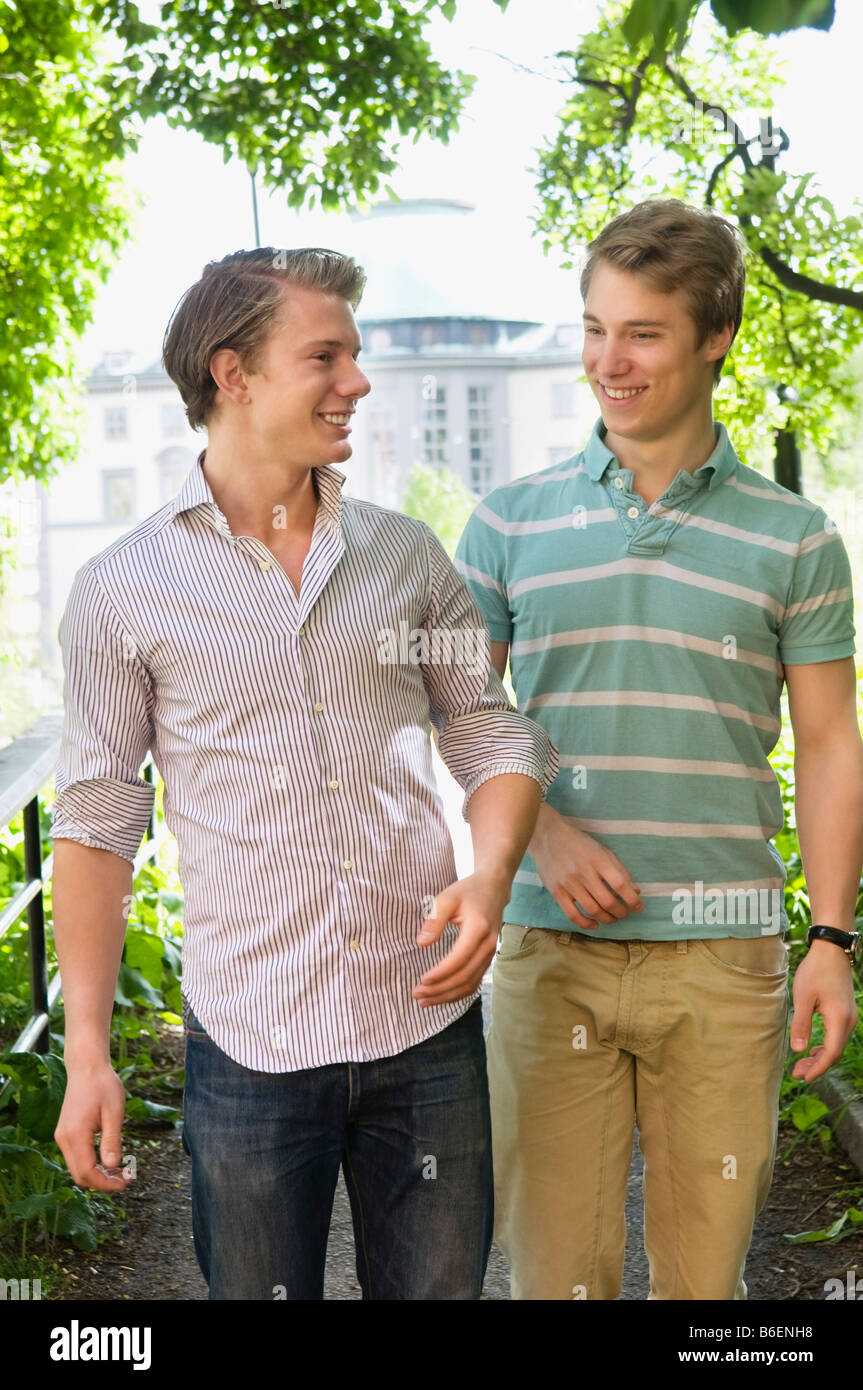 Deux gars sortir en plein air Banque D'Images