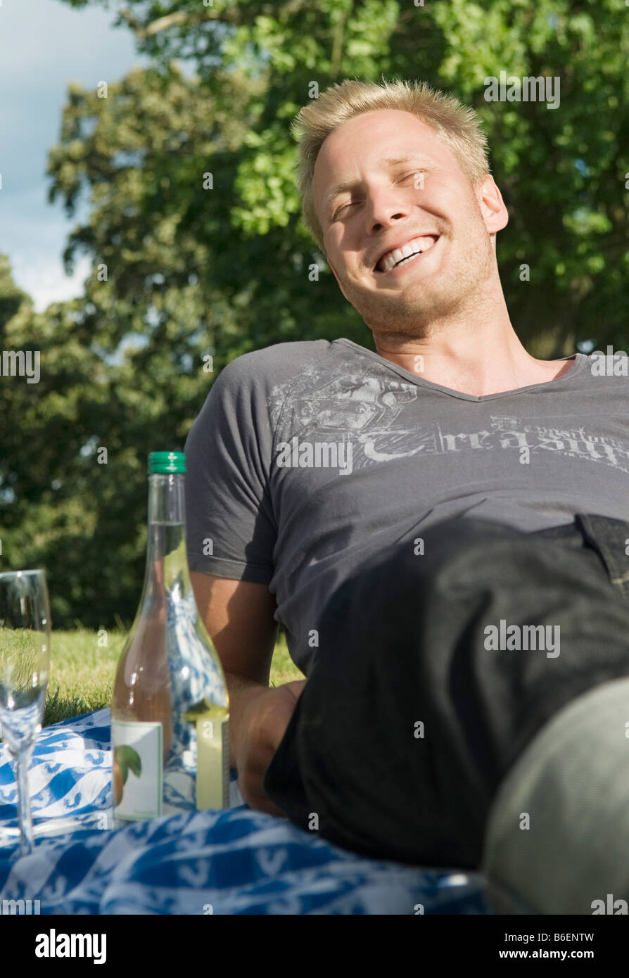Man laying on blanket Banque D'Images
