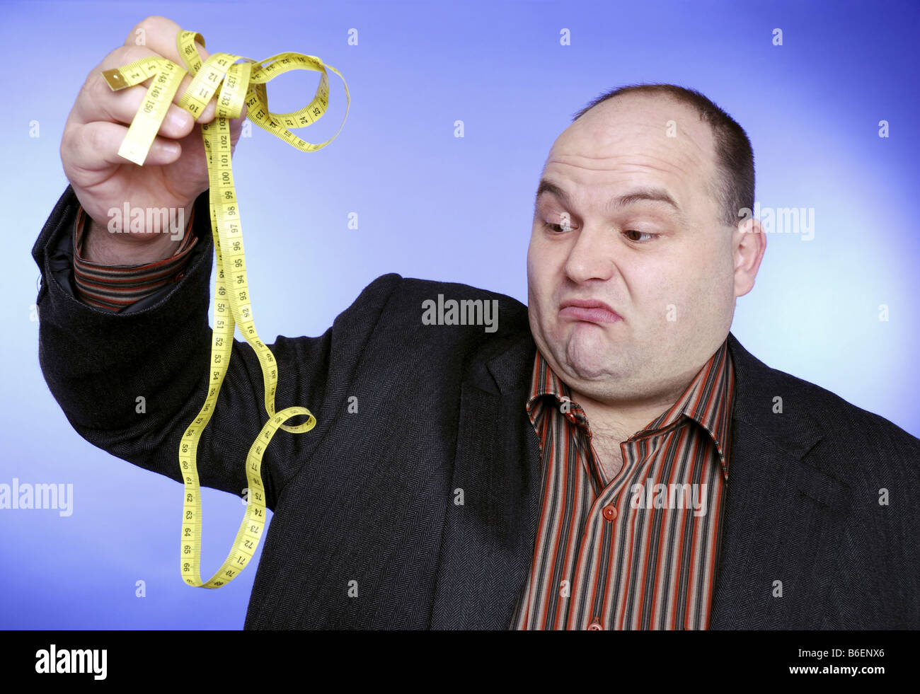 Homme épais holding tape measure Banque D'Images