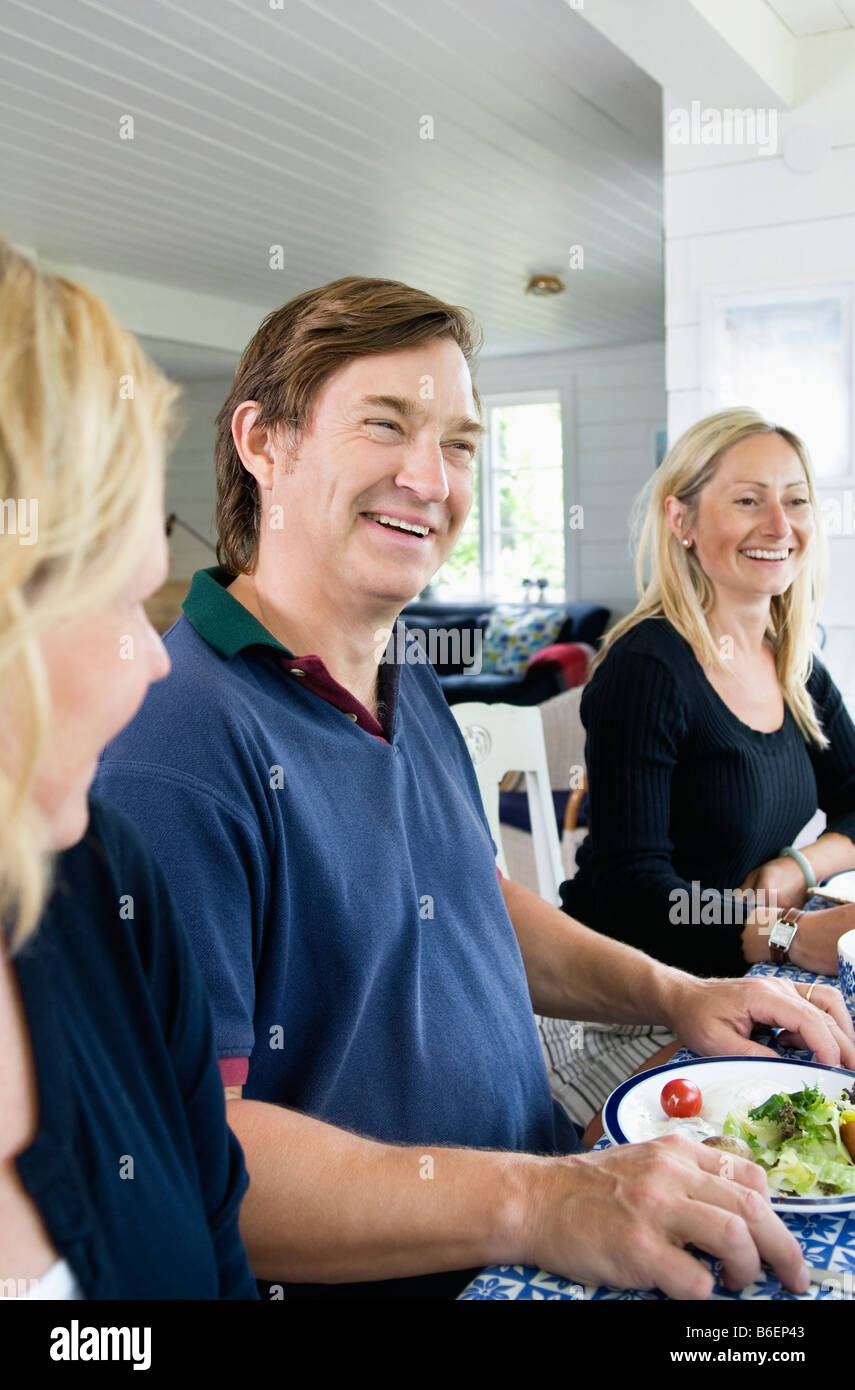 Les gens heureux au dîner Banque D'Images