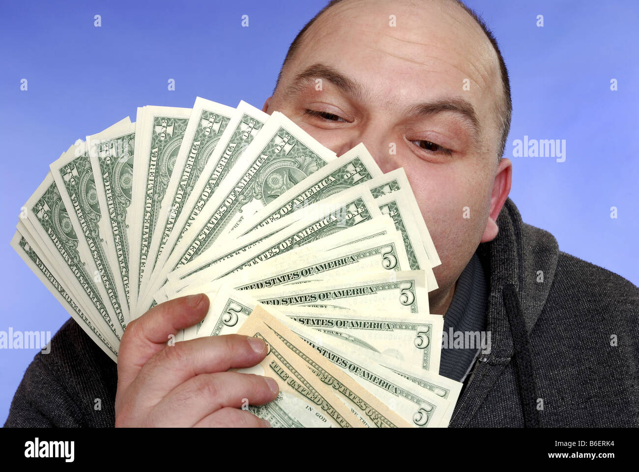 Man holding billets dans sa main Banque D'Images