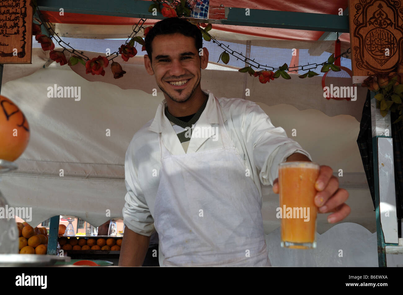 Vendeur de jus d'Orange à la place Djemaa el Fna à Marrakech Maroc Banque D'Images