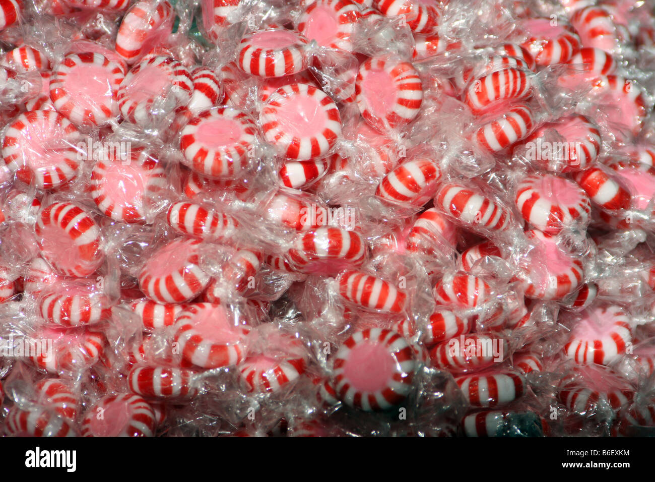 Peppermint Candy dans un tonneau est emballé individuellement dans un magasin de bonbons Banque D'Images
