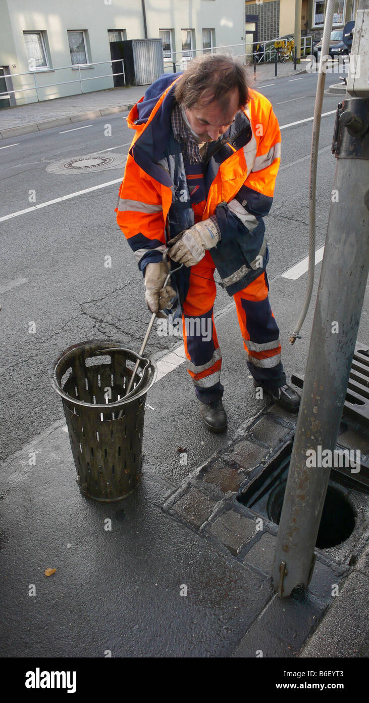 Travailleur des services publics d'eaux pluviales, nettoyage, Allemagne Banque D'Images