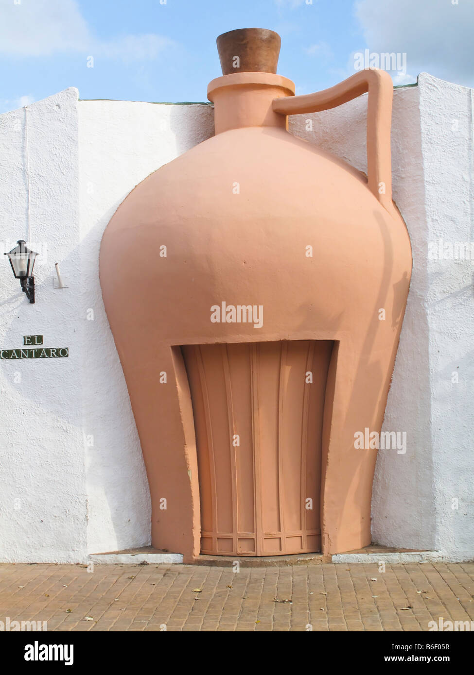 Entrée d'un bâtiment en forme d'une cruche d'eau espagnol en espagnol el cantaro Fuengirola Costa del Sol Malaga Province Espagne Banque D'Images