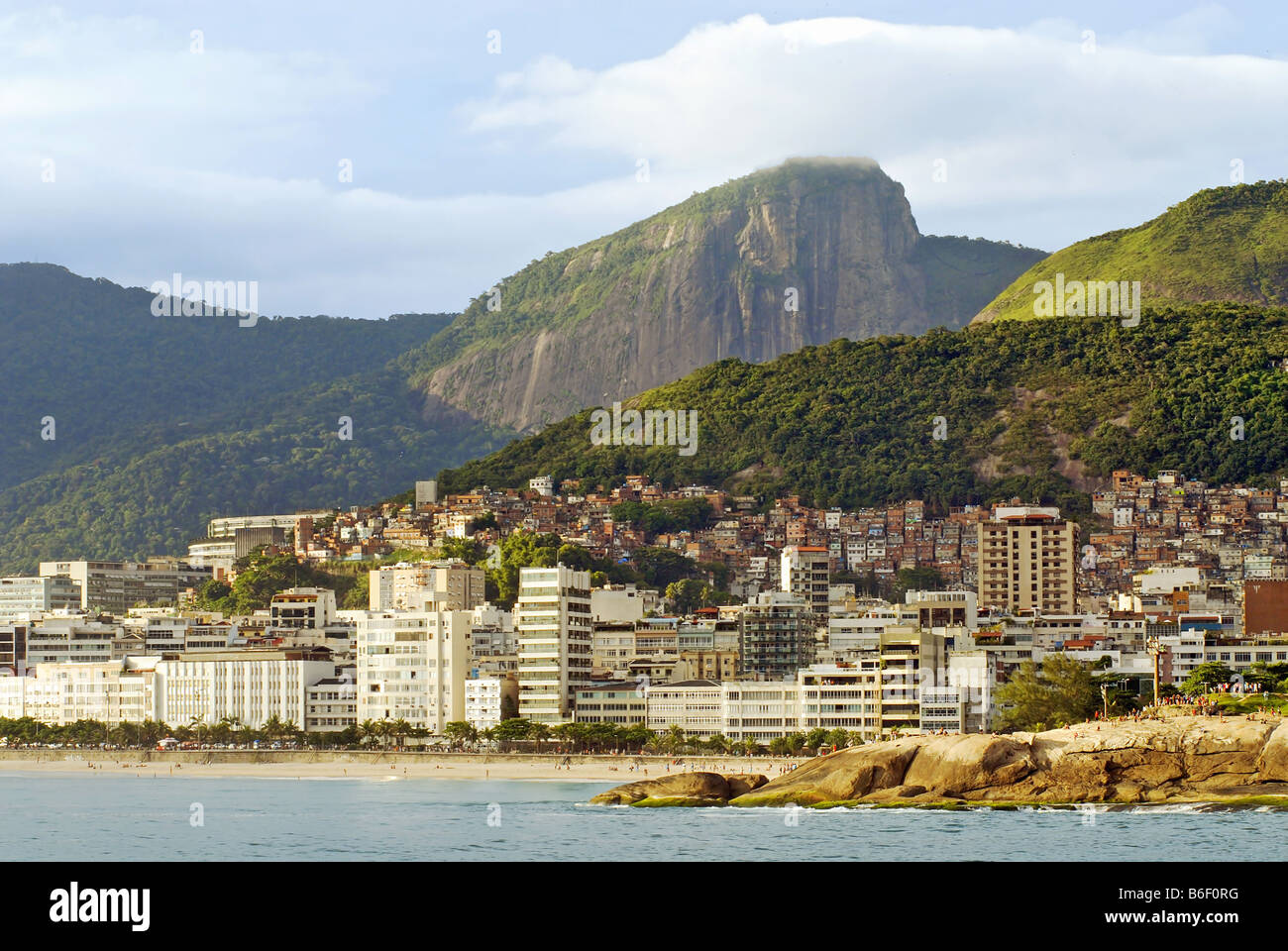 La plage d'Ipanema à partir de la mer, au Corcovado en arrière-plan, le Brésil, Rio de Janeiro Banque D'Images