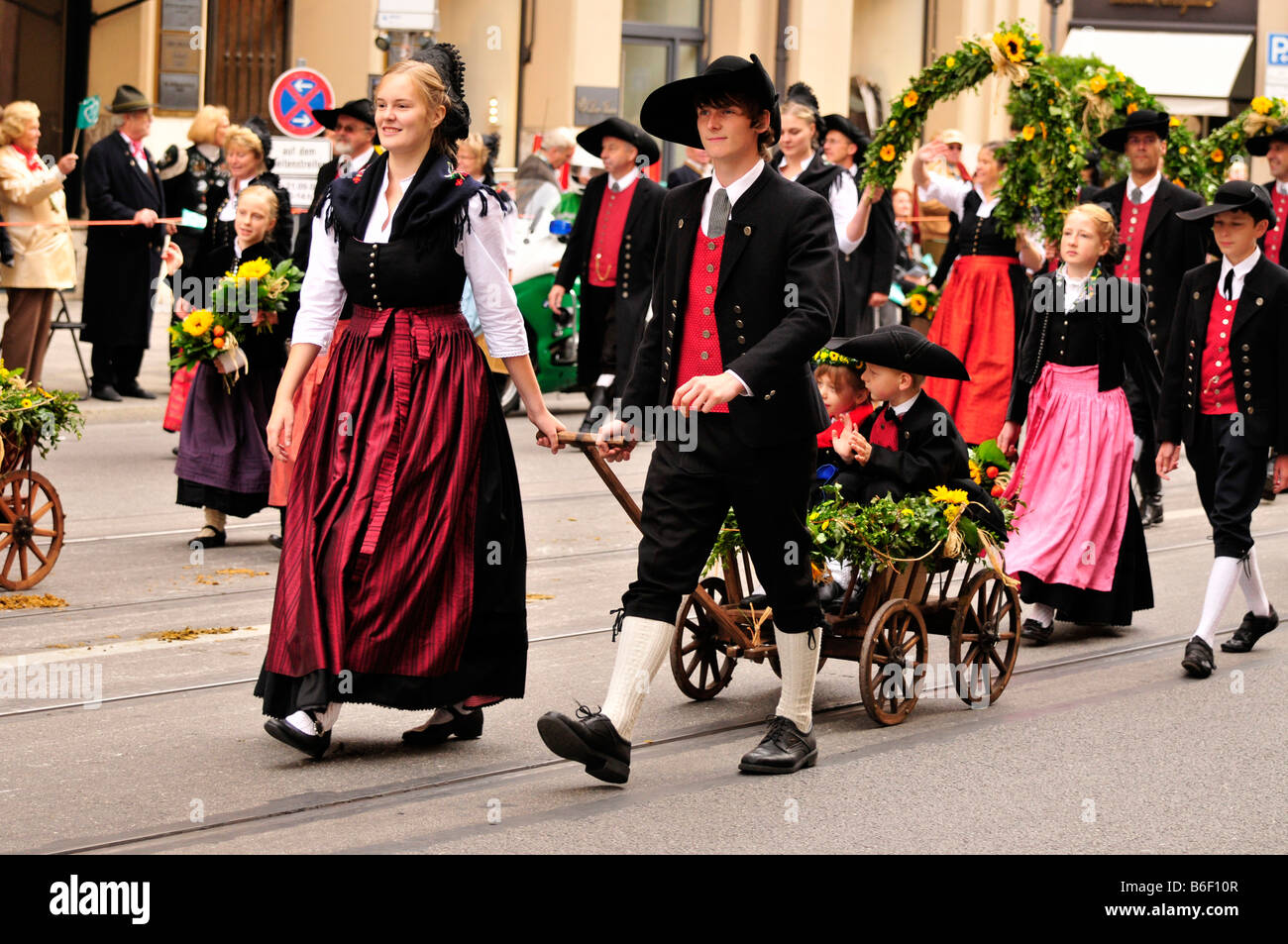 Le port de costumes traditionnels du groupe lors de la traditionnelle parade de costumes à l'Oktoberfest, Munich, Bavaria, Germany, Europe Banque D'Images