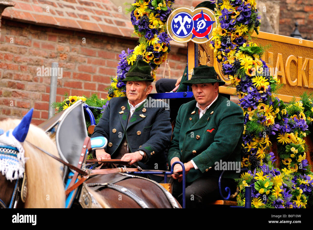Wagon bière lors de la traditionnelle parade de costumes à l'Oktoberfest, Munich, Bavaria, Germany, Europe Banque D'Images