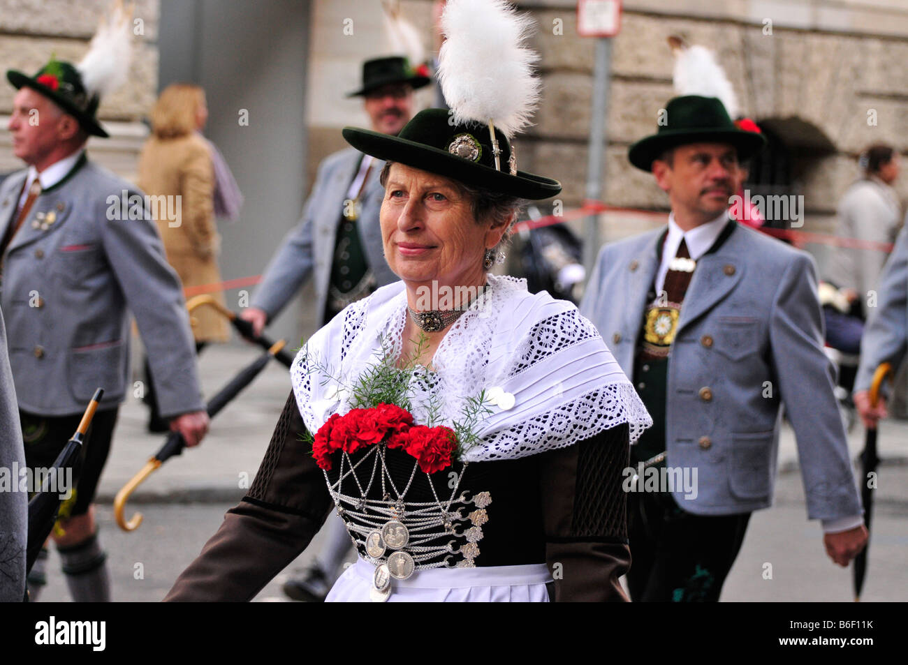 Le port de costumes traditionnels du groupe lors de la traditionnelle parade de costumes à l'Oktoberfest, Munich, Bavaria, Germany, Europe Banque D'Images