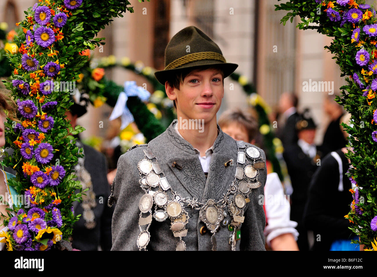 Jeune homme dans les atours de l'Oktoberfest costume traditionnel cortège, Munich, Bavaria, Germany Banque D'Images