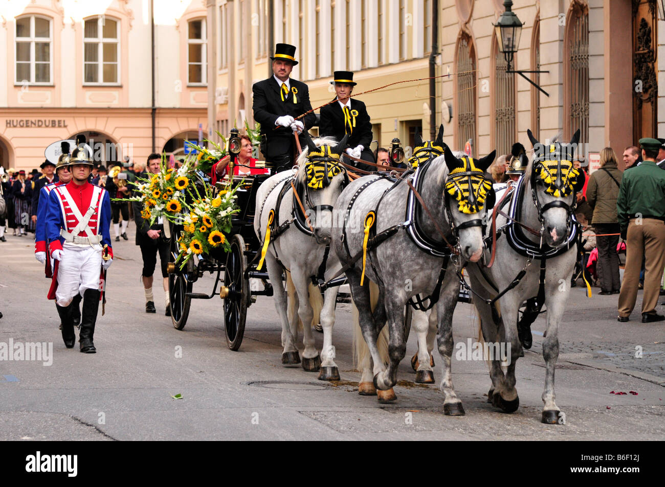 Transport de chevaux au cours de l'Oktoberfest costume traditionnel cortège, Munich, Bavière, Allemagne Banque D'Images