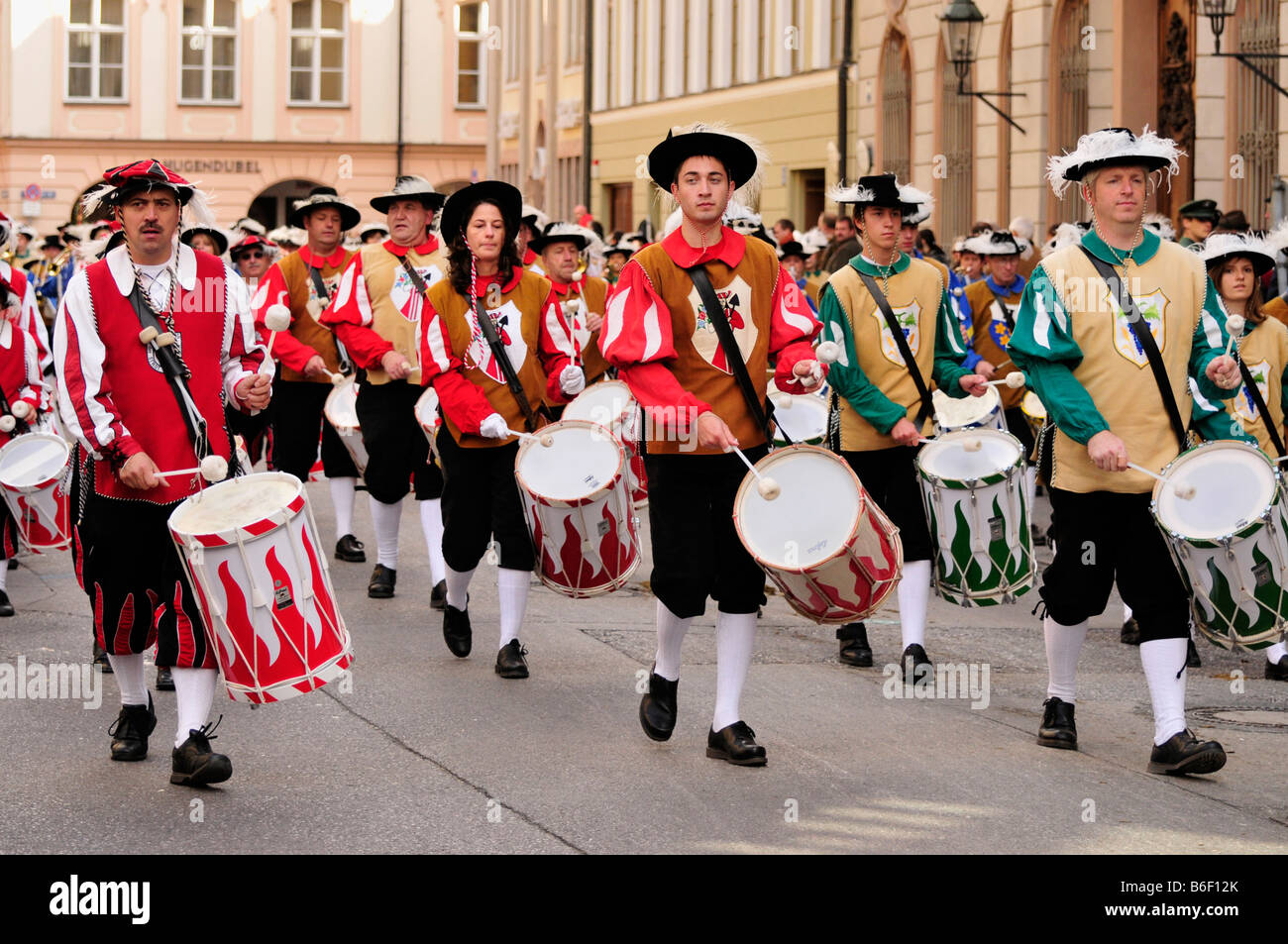 Groupe costume local au cours de l'Oktoberfest costume traditionnel cortège, Munich, Bavaria, Germany, Europe Banque D'Images