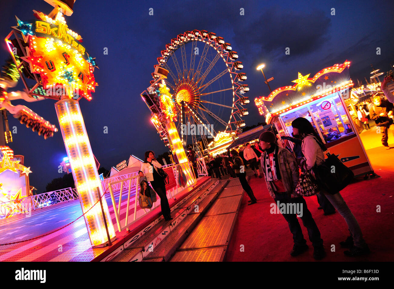 Grande roue dans la lumière du soir, l'Oktoberfest, Munich, Bavaria, Germany, Europe Banque D'Images