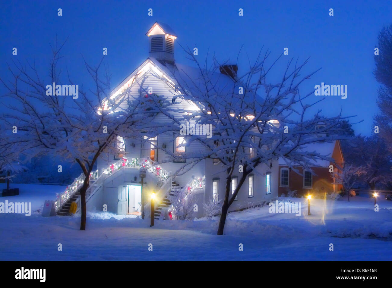 Une vieille église entourée de pionnier à l'époque de Noël Arbres enneigés dans Pioneer Village State Park à Salt Lake City Utah USA Banque D'Images