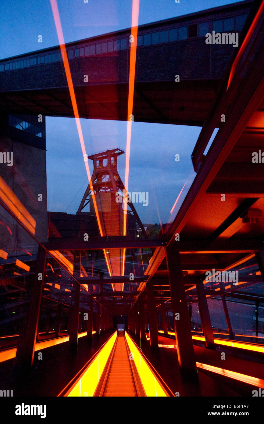 Escalator illuminé de Zeche Zollverein Site du patrimoine mondial de, en Allemagne, en Rhénanie du Nord-Westphalie, région de la Ruhr, à Essen Banque D'Images