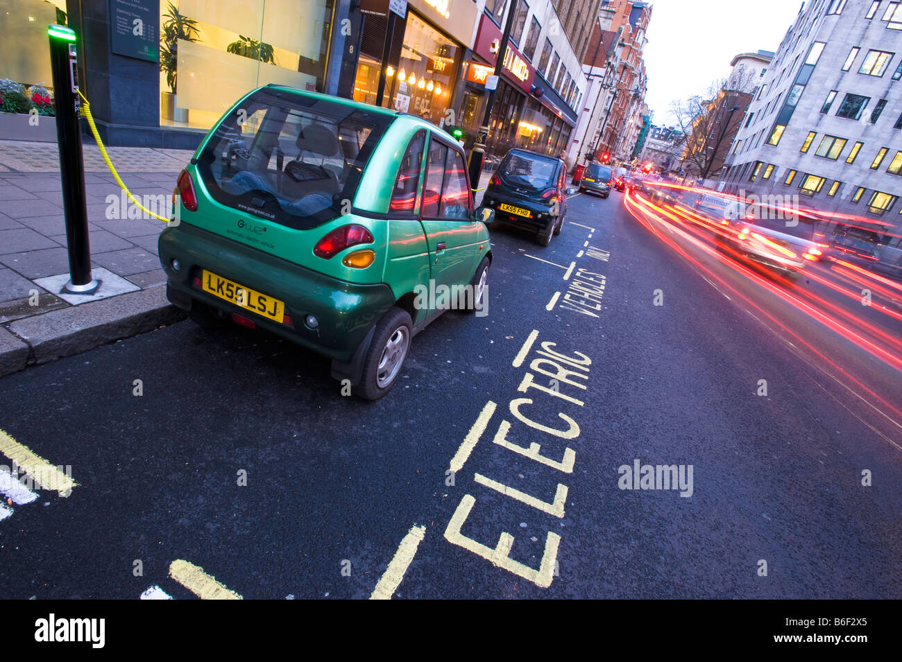 G Wiz voiture électrique est en cours de charge à partir d'une ville de Westminster Londres Royaume-Uni Point Jus Banque D'Images