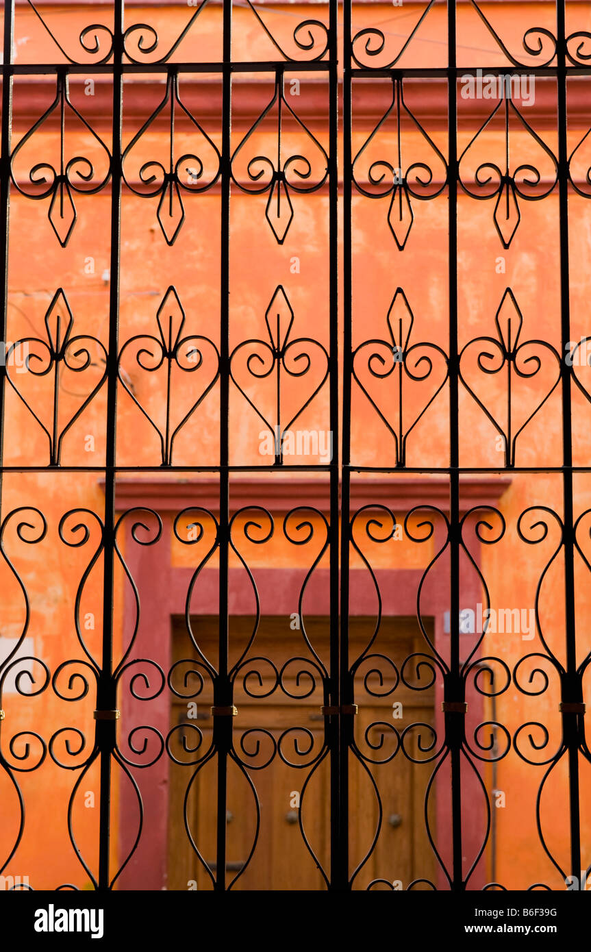Porte de fer et bâtiment colonial, le centre colonial, Queretaro, Mexique Banque D'Images
