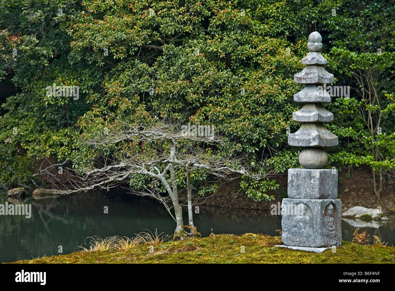 An-Min-Taku étang et l'Hakuja-no-Tsuka pagode en pierre au Jardin du temple Rokuon-ji à Kyoto, Japon, Kyoto Banque D'Images