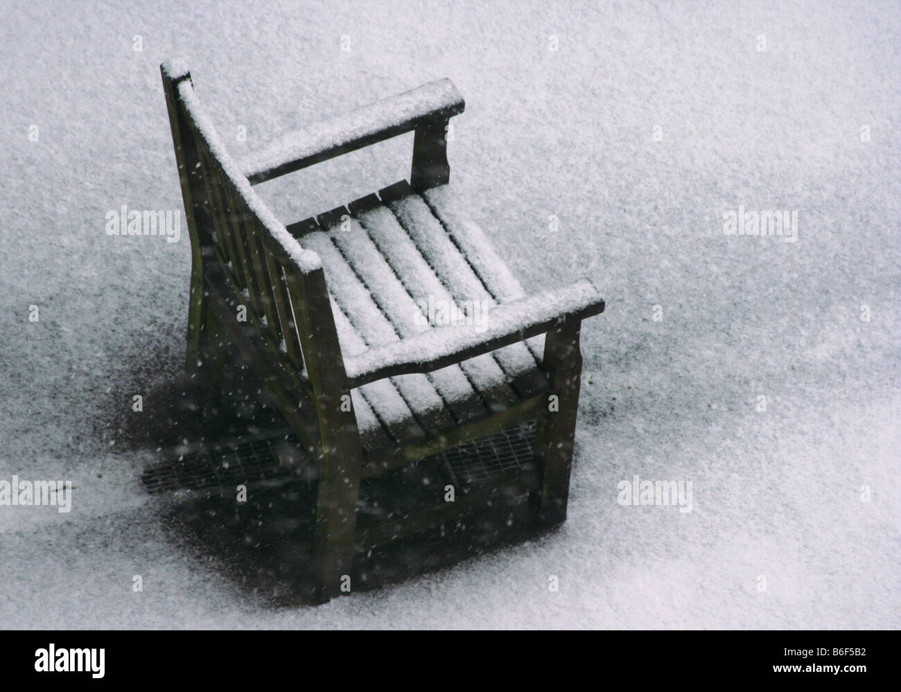 Fauteuil de jardin en bois dans la neige, Allemagne Banque D'Images