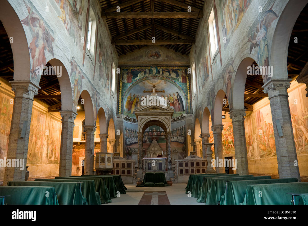 À l'intérieur de l'église Ss Nereo e Achilleo Rome Italie Banque D'Images